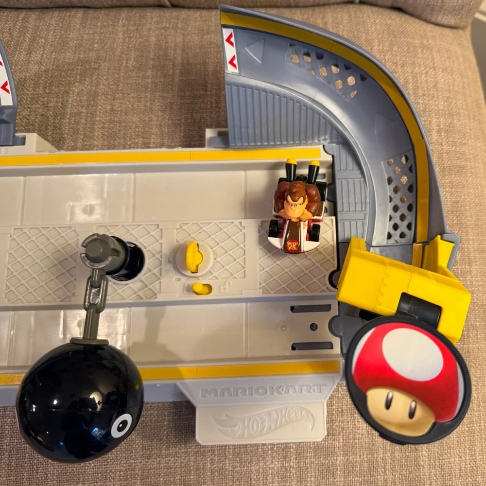 Hot Wheels Mario Kart Chain Chomp Track Set with Mario Kart/Donkey Kong Vehicle.
